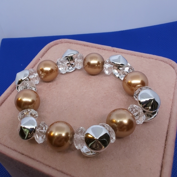 🌟Buttons & Faux Tan Pearls🌟 Stretch Bracelet No Metal New without Tags - Picture 2 of 8